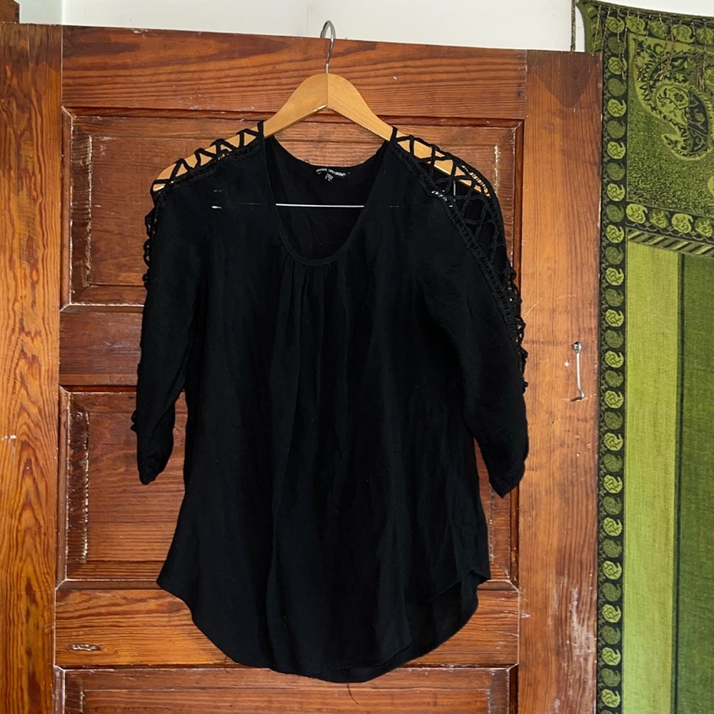 Unique spectrum 3/4 peekaboo sleeve size L